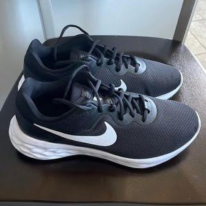NWOT Nike running shoes, black